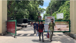 হল ছাড়ছেন চট্টগ্রাম বিশ্ববিদ্যালয়ের শিক্ষার্থীরা। ছবি: টিবিএস