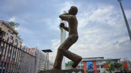 মিরপুর স্টেডিয়ামে বিসিবির বানানো ভুল পায়ের বোলিংয়ের ভাস্কর্য। ছবি: মেহেদী হাসান, টিবিএস