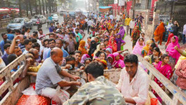 টিসিবির ট্রাক থেকে পণ্য ক্রয় করছেন জনসাধারণ। ফাইল ছবি: সংগৃহীত 