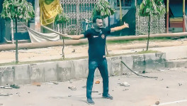 গত বছরের ১৬ জুলাই বৈষম্যবিরোধী ছাত্র আন্দোলনে পুলিশের গুলিতে নিহত হন রংপুরের বেগম রোকেয়া বিশ্ববিদ্যালয়ের শিক্ষার্থী আবু সাঈদ। ফাইল ছবি: ভিডিও থেকে নেওয়া