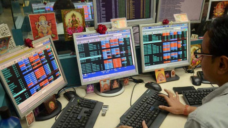 Брокер следит за ценами на акции во время торговли в брокерской фирме в Мумбаи, 15 января 2019 г. / Reuters