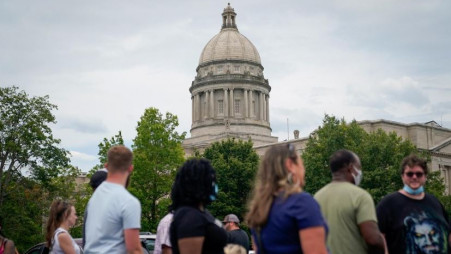 People line up outside a temporary unemployment office established by the Kentucky Labor Cabinet at the State Capitol Annex in Frankfort, Kentucky, US June 17, 2020. REUTERS/Bryan Woolston