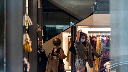  Покупатель в защитной маске примеряет одежду в розничном магазине после вспышки коронавирусной болезни (COVID-19) в Нью-Йорке, штат Нью-Йорк, США, 5 июля 2020 г. Фото: Reuters