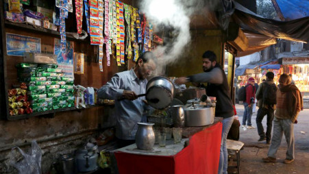 Shut tea stalls by 11pm: DMP commissioner directs policemen