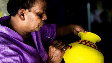 Pottery artist Sushanta kumar Pal at work. Photo: Nafiz Wahid Dip