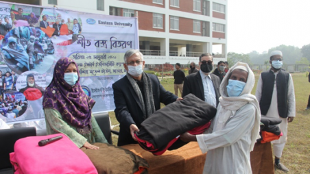 Eastern University distributes blankets among destitute