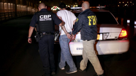 US federal agents escort a suspect at Reforma border crossing bridge in Ciudad Juarez May 26, 2015. Photo: Reuters
