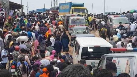 On Monday people crowded the Shimulia Ferry Ghat in Munshiganj, flouting health guidelines. Photo: UNB