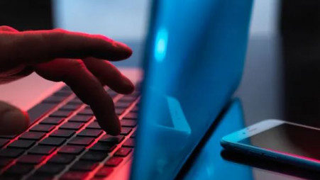 On Facebook alone, the dozen are responsible for 73% of all anti-vaccine content, though the vaccines have been deemed safe and effective by the US government and its regulatory agencies. Photo :The Guardian