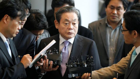 FILE PHOTO: Samsung Electronics chairman Lee Kun-hee (C) answers reporters' questions upon his arrival at the company's headquarters in Seoul December 1, 2010. REUTERS/Lee Jae-Won
