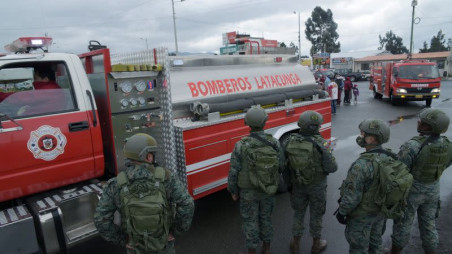 Firefighters arrive outside the Cotopaxi No 1 penitentiary where several inmates were killed and police officers injured during a riot, in Latacunga, Ecuador July 22, 2021. REUTERS/Johanna Alarcon