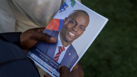 A person holds a photo of late Haitian President Jovenel Moise, who was shot dead earlier this month, during his funeral at his family home in Cap-Haitien, Haiti, July 23, 2021. Photo :Reuters