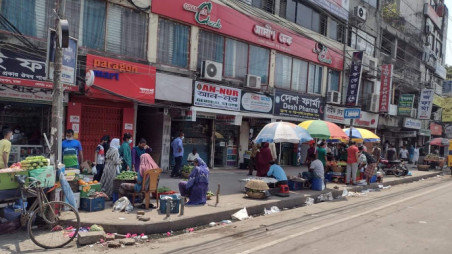 Road side shops infront of Dhanmondi area. Photo: TBS
