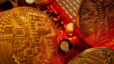 Representations of the virtual currency stand on a motherboard in this picture illustration taken May 20, 2021. Photo : Reuters


