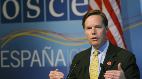 Nicholas Burns, US Undersecretary for Political Affairs, gestures during a news conference at the end of the Organization for Security and Co-operation in Europe (OSCE) ministerial meeting in Madrid November 30, 2007. Photo: Reuters