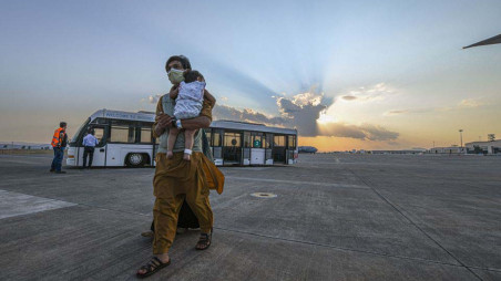 Evacuees from Afghanistan board a Boeing 777 bound for the United States from Naval Air Station Sigonella, Italy August 28, 2021. U.S. Navy/Mass Communication Specialist 2nd Class Kaila V. Peters/Handout via REUTERS




