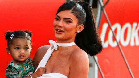 Kylie Jenner and her daughter Stormi Webster share a moment at the premiere for the documentary "Travis Scott: Look Mom I Can Fly" in Santa Monica, California, U.S., August 27, 2019. Photo: Reuters 