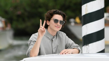  Film "The King" out of competition - Arrivals - Venice, Italy, September 2, 2019 - Timothee Chalamet gestures as he arrives. Photo: Reuters 