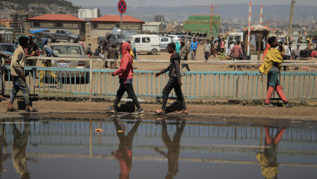 Pedestrians walk along a street in Lafto neighbourhood of Addis Ababa, Ethiopia, November 5, 2021. Photo :Reuters