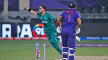 Pakistan&#39;s Shaheen Afridi mockingly enacts Rohit , Rahul, Kohli&#39;s dismissal after fans chant their names