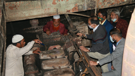 Probe committee members examining the vessel. Photo: TBS 