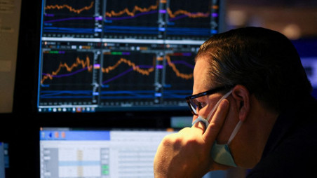 A trader works on the trading floor on the last day of trading before Christmas at the New York Stock Exchange (NYSE) in Manhattan, New York City, US, December 23, 2021. Photo :Reuters