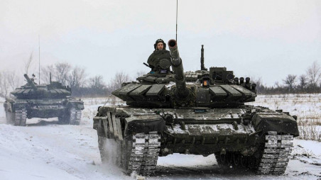 Russian servicemen drive tanks during military exercises in the Leningrad Region, Russia, in this handout picture released on 14 February 2022. Photo: REUTERS.