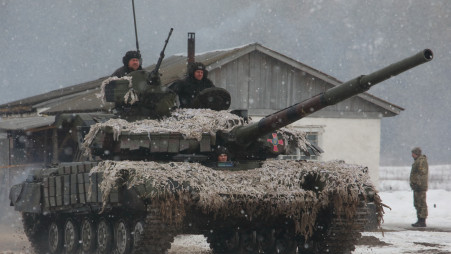 Service members of the Ukrainian Armed Forces drive a tank during military exercises in Kharkiv region, Ukraine February 10, 2022. Photo: Reuters