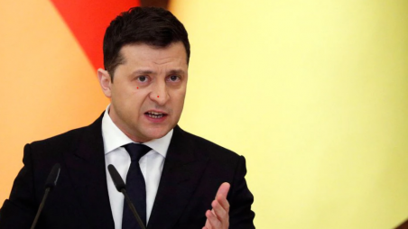 Ukrainian President Volodymyr Zelenskiy attends a joint news conference with German Chancellor Olaf Scholz in Kyiv, Ukraine February 14, 2022. REUTERS/Valentyn Ogirenko/File Photo