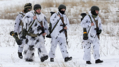Ukrainian service members walk with M141 Bunker Defeat Munition weapons supplied by the United States during drills at the International Peacekeeping Security Centre near Yavoriv in the Lviv region, Ukraine, February 4, 2022. Photo: Reuters