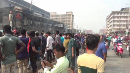 RMG workers set fire on bus, block highway in Gazipur