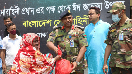 Army Chief gives away Eid gifts to underprivileged families