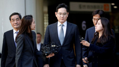 Samsung Electronics Vice Chairman, Jay Y Lee, leaves the Seoul high court in Seoul, South Korea, October 25, 2019. REUTERS/Kim Hong-Ji