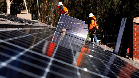 Los instaladores solares de Baker Electric colocan paneles solares en el techo de una casa residencial en Scripps Ranch, San Diego, California, EE. UU. 14 de octubre de 2016. REUTERS/Mike Blake