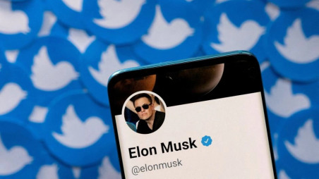 Elon Musk&#039;s Twitter profile is seen on a smartphone placed on printed Twitter logos in this picture illustration taken April 28, 2022. REUTERS/Dado Ruvic/Illustration