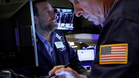 Traders work on the floor of the New York Stock Exchange (NYSE) in New York City, U.S., June 22, 2022. REUTERS/Brendan McDermid