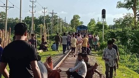 Moulvibazar tea workers halt train movement demanding wage hike