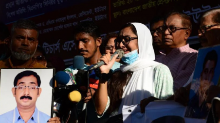 Relatives hold portraits of their missing family members during protest rally on behalf of victims of enforced disappearance by security forces, in front of National Press Club in Dhaka, Bangladesh, August 20, 2022. © 2022 Mamunur Rashid/NurPhoto via AP via HRW PR