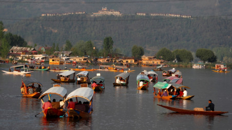 Tourists ride "Shikaras" or boats in the waters of Dal Lake in Srinagar, April 5, 2022. Reuters/Danish Ismail