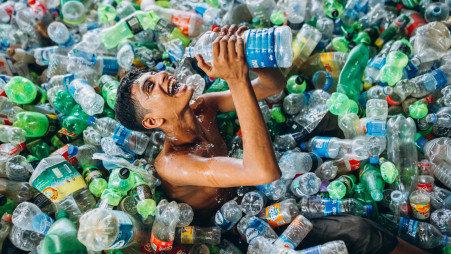 Het probleem is niet dat we plastic gebruiken, het probleem is wat we doen nadat het zijn doel heeft gediend.  Een circulaire economie kan mogelijk plastic afval verminderen.  Afgebeeld is een jongen die plastic flessen verzamelt voor het stortstation in Khilkhet, Dhaka.  Foto: Sohel Ahmed