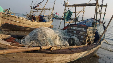 Fishermen raided for using current nets when manufacturers remain