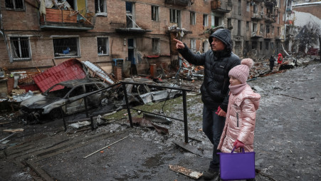     Lokalni prebivalci hodijo blizu stanovanjske stavbe, uničene zaradi ruskega raketnega napada v Vyshhorodu, blizu Kijeva, Ukrajina, 24. novembra 2022.