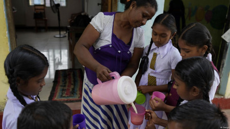 Since there is no alternative to conventional classroom learning in Sri Lanka, missing school has a massive impact on all children
Photo: DW

