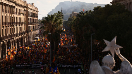 Miles de personas celebran el Día de Cataluña mientras los partidos regionales se convierten en creadores de reyes en España