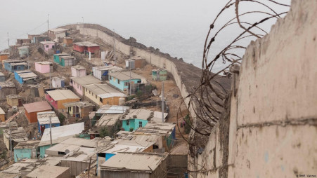 The so-called Wall of Shame which used to separate the neighbourhoods housing the wealthy and the less fortunate in Lima, Peru. The wall was tore down on 1 September. Photo: DW