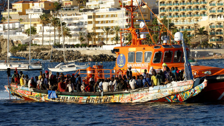Más de mil inmigrantes llegan en un día a las Islas Canarias de España