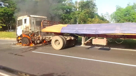 Miscreants threw crude bomb at a moving lorry in Sitakunda of Chattogram on Wednesday (1 November). Photo: TBS