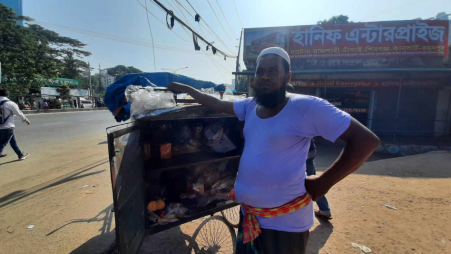 Mohammad Enayed, a bread seller in front of Hanif counter at Kallyanpur bus stand. This photo was taken on Wednesday, 1 November 2023. Photo: Jahir Rayhan