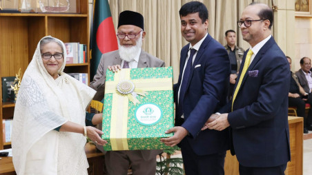Islami Bank provides 2.5 lakh blankets to PM's relief fund