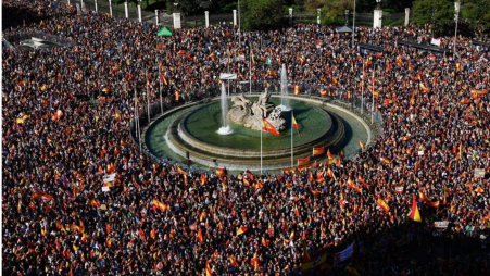 A general view of Cibeles square as people take part in a protest, after Spain&#039;s socialists reached a deal with the Catalan separatist Junts party for government support, which includes amnesties for people involved with Catalonia&#039;s failed 2017 independence bid, in Madrid, Spain November 18, 2023. REUTERS